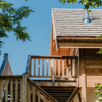 Cabane familiale en bois, hébergement atypique pour petits et grands. Baignoire en bois
