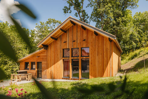 Ontdek een unieke accommodatie in Gap, een voormalige hangar, gerestaureerd tot een grote houten hut in industriële stijl aan de rand van het bos. Ideaal voor twee gezinnen van maximaal acht personen.