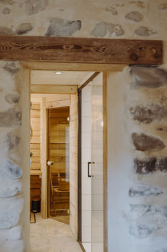 Le logis Marry Read est un hébergement de charme au style cabane, mêlant authenticité et confort. Parfait pour 2 à 3 personnes, il dispose d’une chambre avec lit extra large, d’un espace séjour chaleureux avec poêle à bois, et d’une cuisine ouverte, le tout dans une ambiance en bois brut