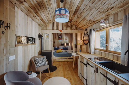 Le logis Marry Read est un hébergement de charme au style cabane, mêlant authenticité et confort. Parfait pour 2 à 3 personnes, il dispose d’une chambre avec lit extra large, d’un espace séjour chaleureux avec poêle à bois, et d’une cuisine ouverte, le tout dans une ambiance en bois brut