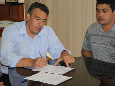 Prefeito em exercício assina ordem de serviço para reforma de pontos de ônibus