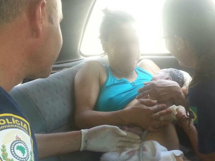 Mulher entra em trabalho de parto em carro e bebê nasce em posto da PRF
