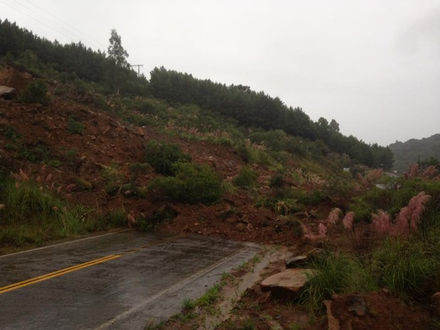 SC-110 é interditada em Urubici, Serra catarinense, após queda de barreira