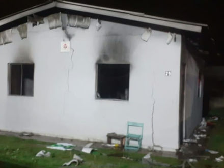 Incêndio destrói residência e mobiliza bombeiros em Três Barras na noite de domingo