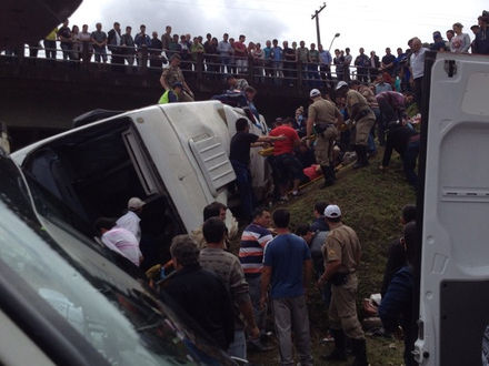 Micro-ônibus com idosos se envolve em acidente e deixa feridos em SC
