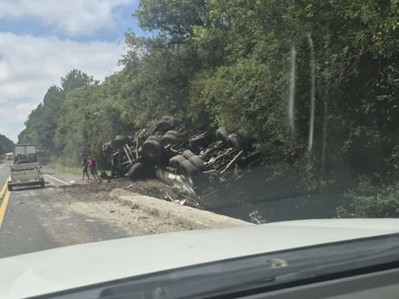 Caminhão de combustível capota na BR-280 e mobiliza bombeiros em Três Barras