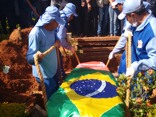 Corpo do cantor sertanejo Cristiano Araújo é enterrado em Goiânia