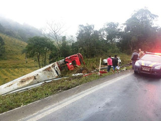 Dois morrem em acidente entre carro e caminhão em Pouso Redondo