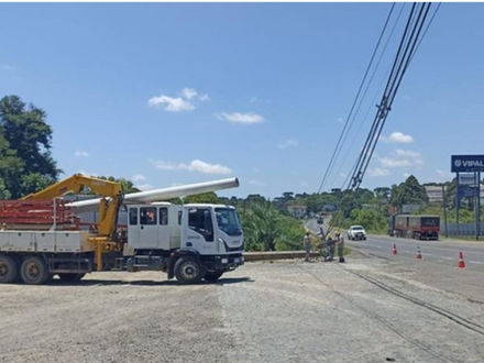 Caminhão derruba poste no Piedade e provoca falta de energia em Canoinhas