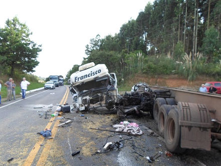 Um morre e outro fica gravemente ferido em batida entre dois caminhões