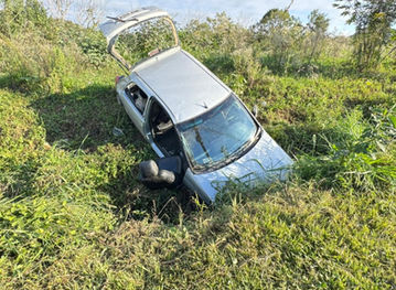 Capotamento em Três Barras mobiliza socorro; motorista foge do local