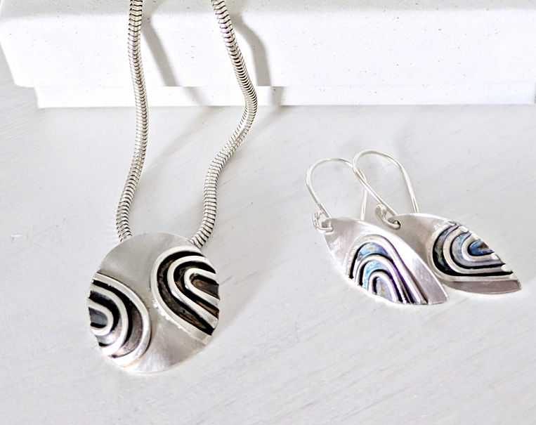 Curve pendant set_edited_edited_edited.jpg