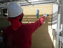 ①外壁塗装（シーラー塗り）