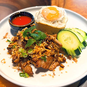 Kao Moo Kra Thiam Khai Dao