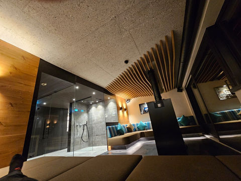 Wellnessbereich im Rocking Home Zillertal mit Sauna, Ruhebereich, Kamin und Zugang zum beheizten Outdoor-Pool mit Whirl-Funktion.