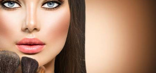 48318505-beauty-brunette-mädchen-mit-make-up-pinsel.jpg