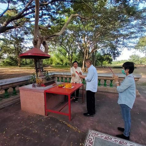 ซินแสและเจ้าของแซกีได้มาดูแซกีที่เพิ่งสร้างเสร็จและทำพิธีไหว้เจ้าที่เพื่อเป็นสิริมงคลสืบไป