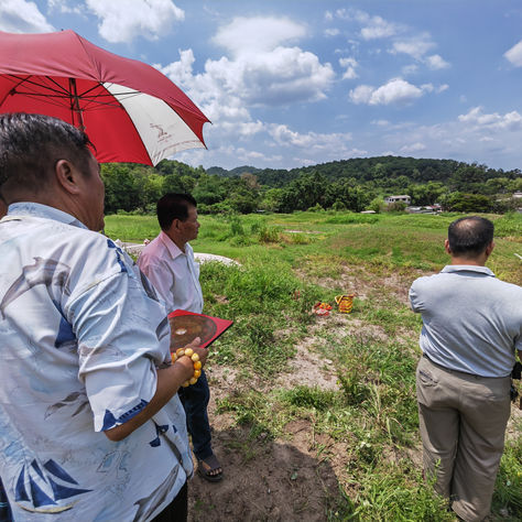 ตอนบ่ายของ วันที่ 09/05/23 ฤกษ์งามยามดีซินแสได้ทำพิธีเปิดงานทำแซกีที่ สุสานซุ่ยฮง 