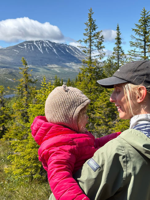 Toddler on Ornenipa hike with view of Gaustatoppen