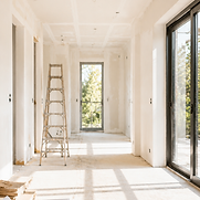 Chantier de rénovation d'une maison individuelle dans le Chablais, montrant des travaux de plâtrerie et d'aménagement d'un grand couloir par Ambiance.DKO