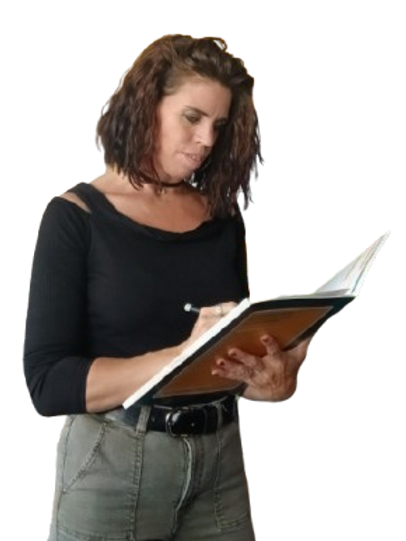 Fanny Soorbeek, décoratrice d'intérieur chez Ambian.DKO à Thonon, prenant des notes pour l'étude d'un projet d'aménagement