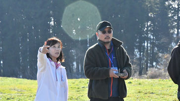 埼玉のドローンスクール|免許取得・資格講習なら「日本ドローンアソシエイション」ドローンを操縦している写真