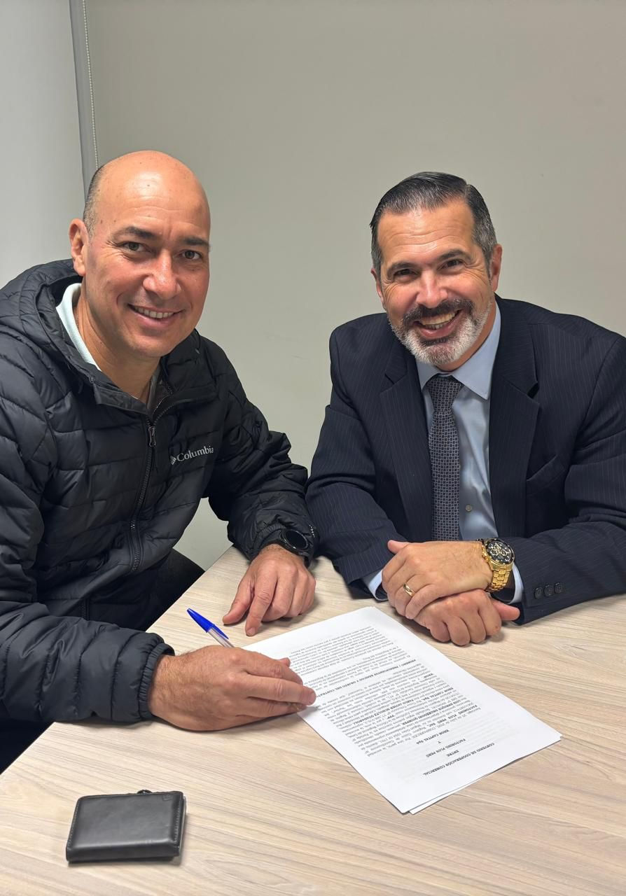 A la izquierda, don Luis Degregori Quimper, representante legal de Factoring Plus Perú SAC. A la derecha, don Pablo Schultz Guadaroli, socio y gerente general de Exor Capital.