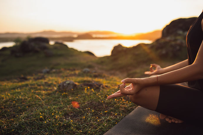 woman-meditating-outdoors-at-sunset-on-yoga-mat-2026-01-05-00-35-18-utc.jpg