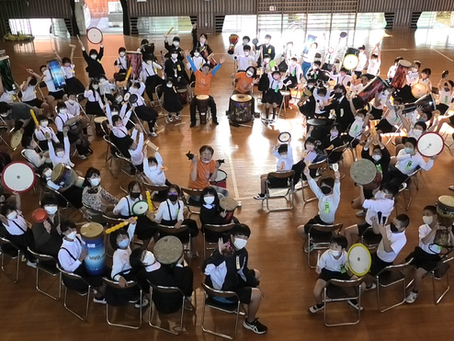 大三島小学校でキッズセミナーと全校生徒によるドラムサークルを行いました