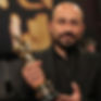 Hamdan Ballal en la 97ª gala de los Oscars posando con su estatuilla. Imagen obtenida de Getty images.