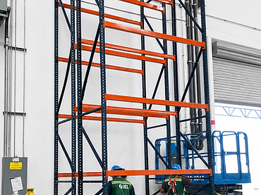 instalacion-de-estantes-industriales-en-servicios.png