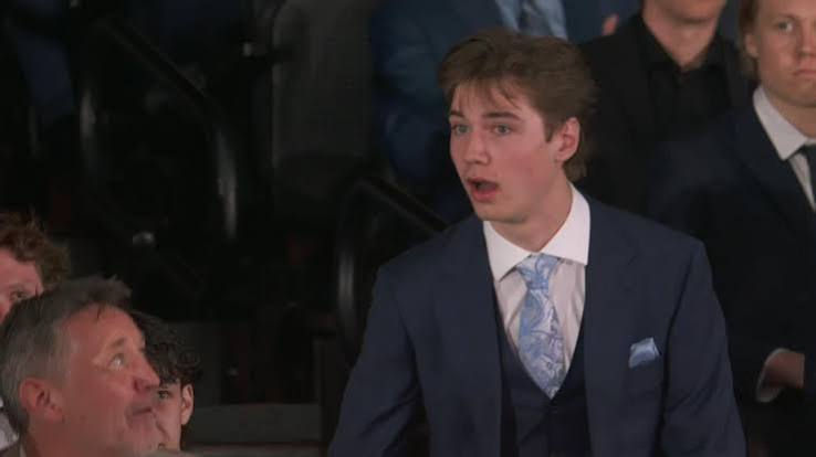 Beckett Sennecke acting shocked as the Anaheim Ducks drafted him.