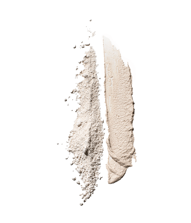 Texture du masque à l’argile blanche O’terra en poudre et en crème sur fond blanc minimaliste.