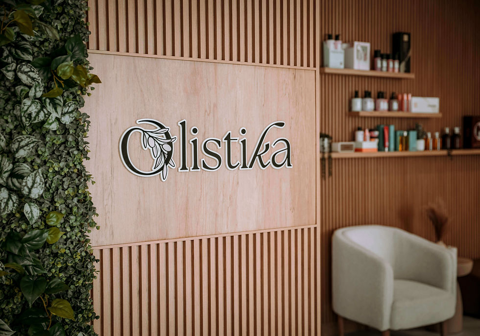 Intérieur Olistika avec logo en bois et mur végétal