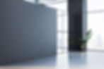 Bureau moderne et minimaliste dans un cabinet d’avocats avec grande fenestration.