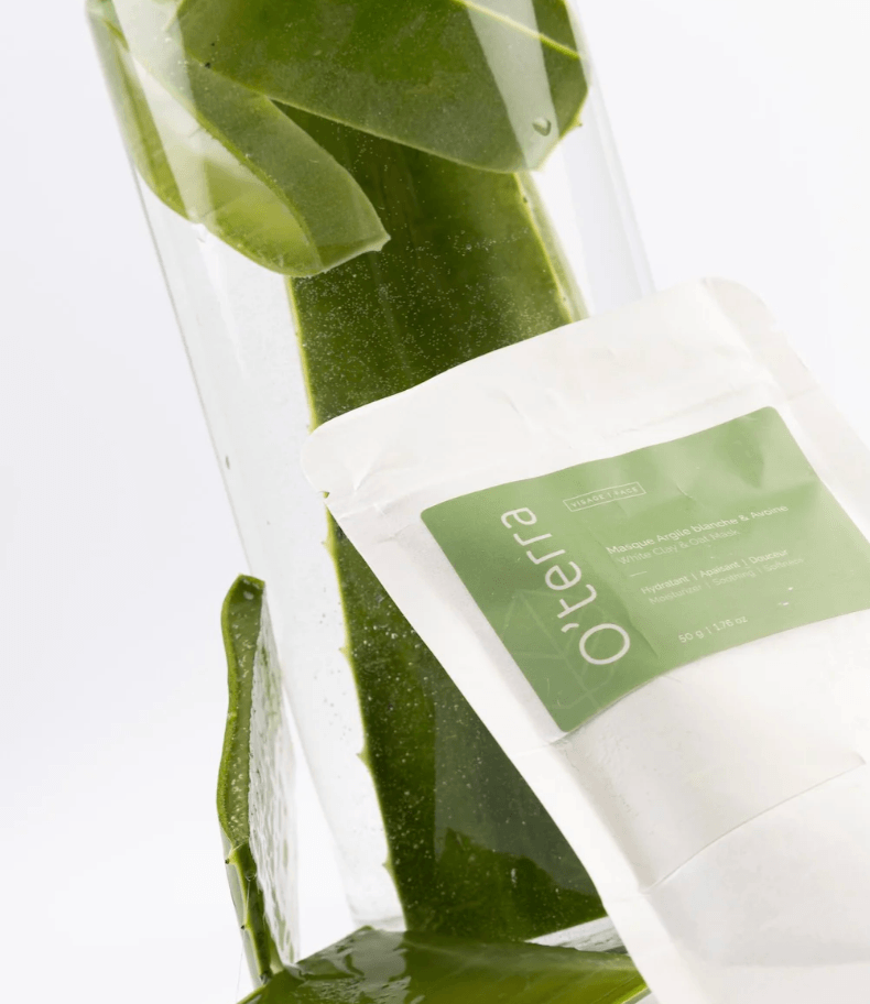 Masque à l’argile blanche et aloe vera O’terra présenté avec feuilles d’aloe vera dans un décor épuré.
