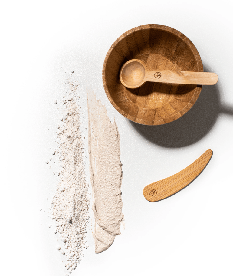 Gros plan sur la texture poudreuse du masque à l’argile blanche O’terra et son emballage minimaliste.