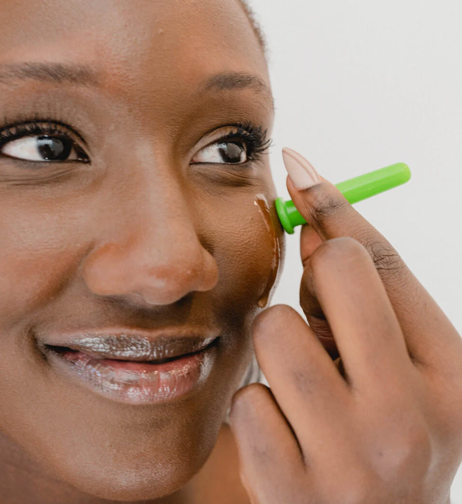 Application d’un accessoire de soin du visage O’terra sur la peau, montrant son utilisation pour le massage et l’application