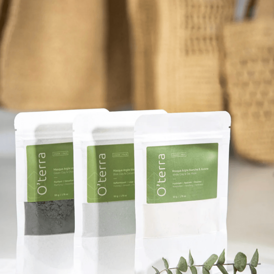 Collection de masques visage O’terra présentée dans des sachets minimalistes avec décor naturel et eucalyptus.