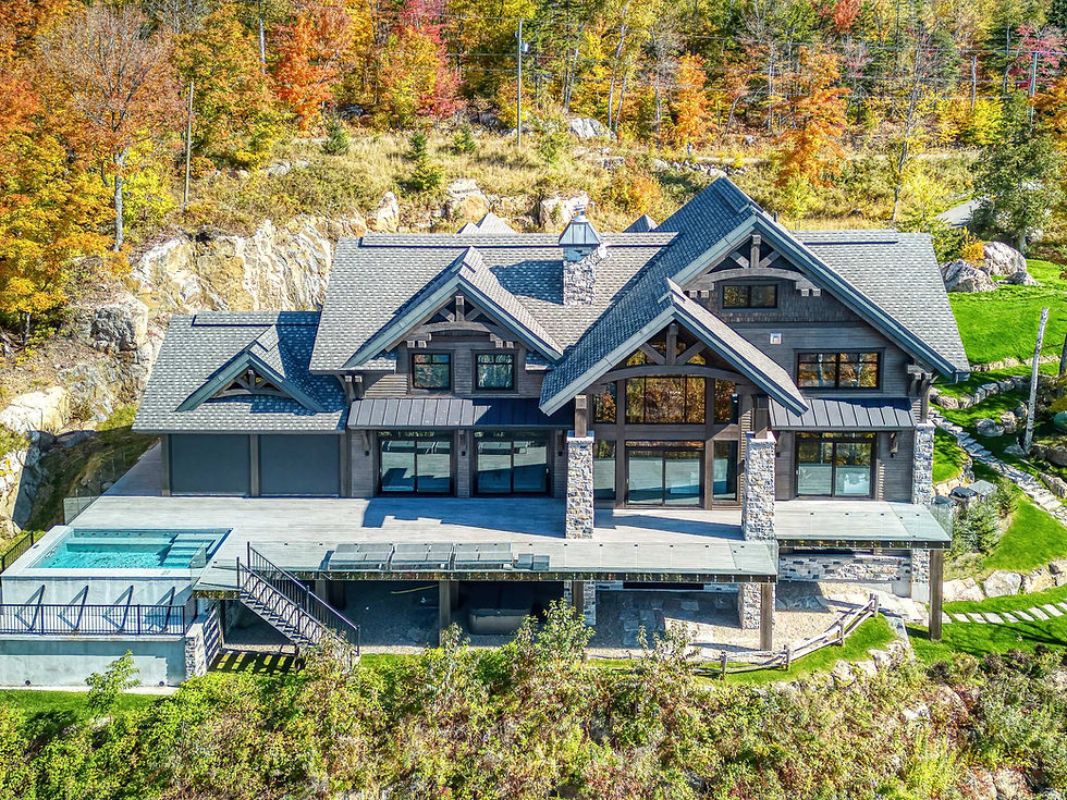 Maison de luxe avec piscine en bordure de forêt en automne.