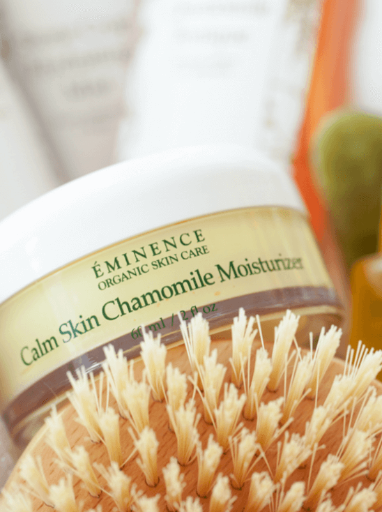 Crème Calm Skin Chamomile d’Éminence en gros plan dans une ambiance spa, hydratant apaisant à la camomille.