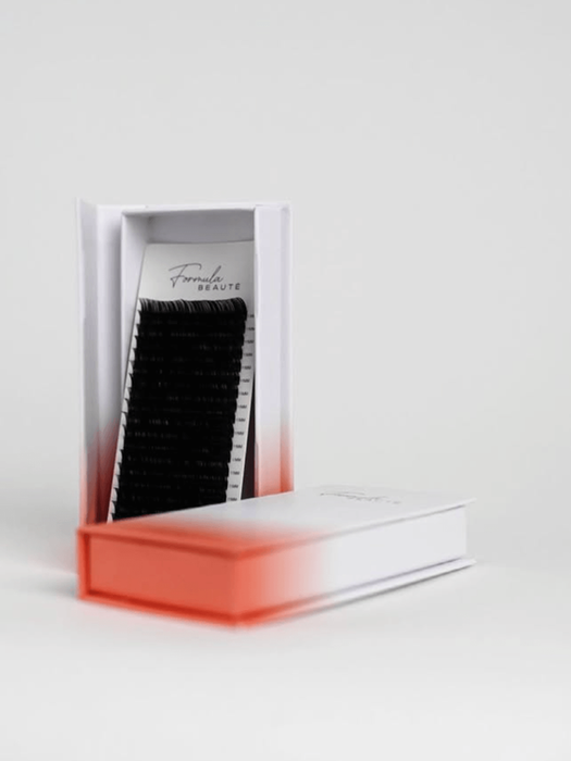 Design de packaging pour Formula Beauté avec boîte de cils et image de marque élégante.