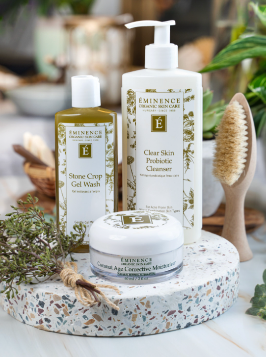 Produits Éminence Organic Skin Care incluant Clear Skin Probiotic Cleanser, Soothing Fluid et Facial Recovery Oil présentés s
