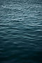 Surface de l'eau bleue agitée par de légères vagues.