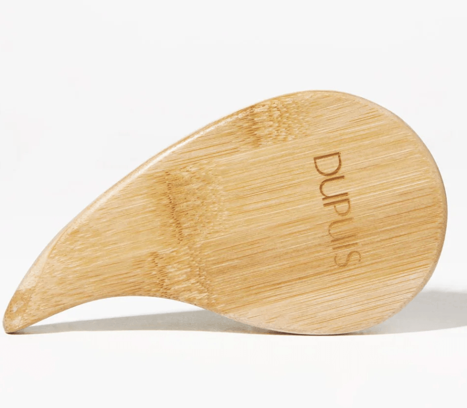 Vue arrière de la brosse en bambou Dupuis au design ergonomique pour le soin des cheveux.
