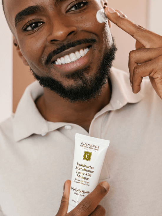 Homme appliquant le Masque sans rinçage Kombucha Microbiome d’Éminence Organic Skin Care sur son visage.