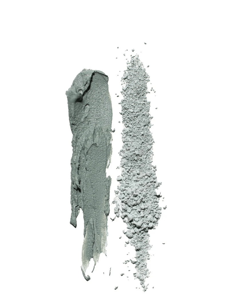 exture du masque à l’argile bleue O’terra avec argile en crème et poudre sur fond blanc.