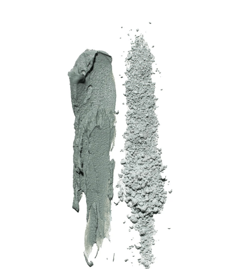 exture du masque à l’argile bleue O’terra avec argile en crème et poudre sur fond blanc.