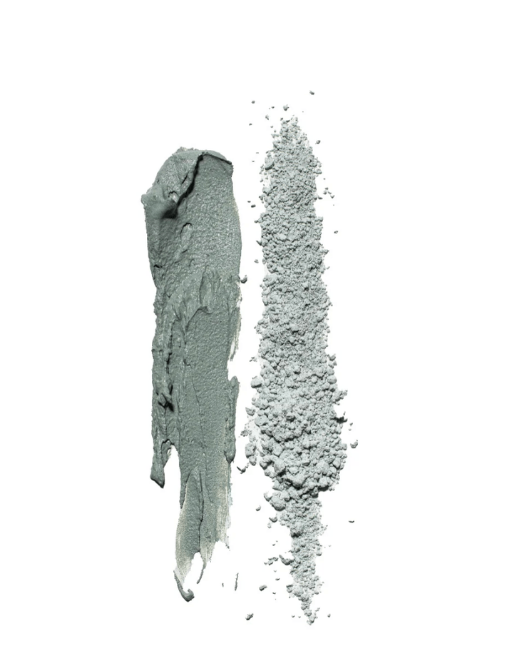 exture du masque à l’argile bleue O’terra avec argile en crème et poudre sur fond blanc.