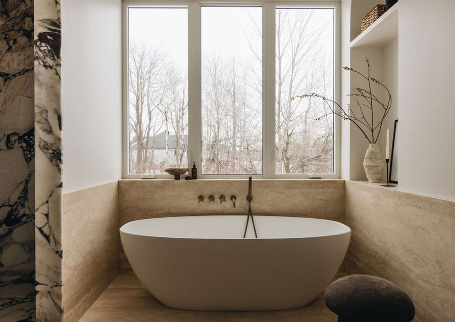 Salle de bain avec baignoire et revêtement en pierre naturelle